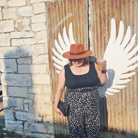 Meet your Posher, Hannah 🍔🦄✨🤘🏼 - Picture 1 of 3